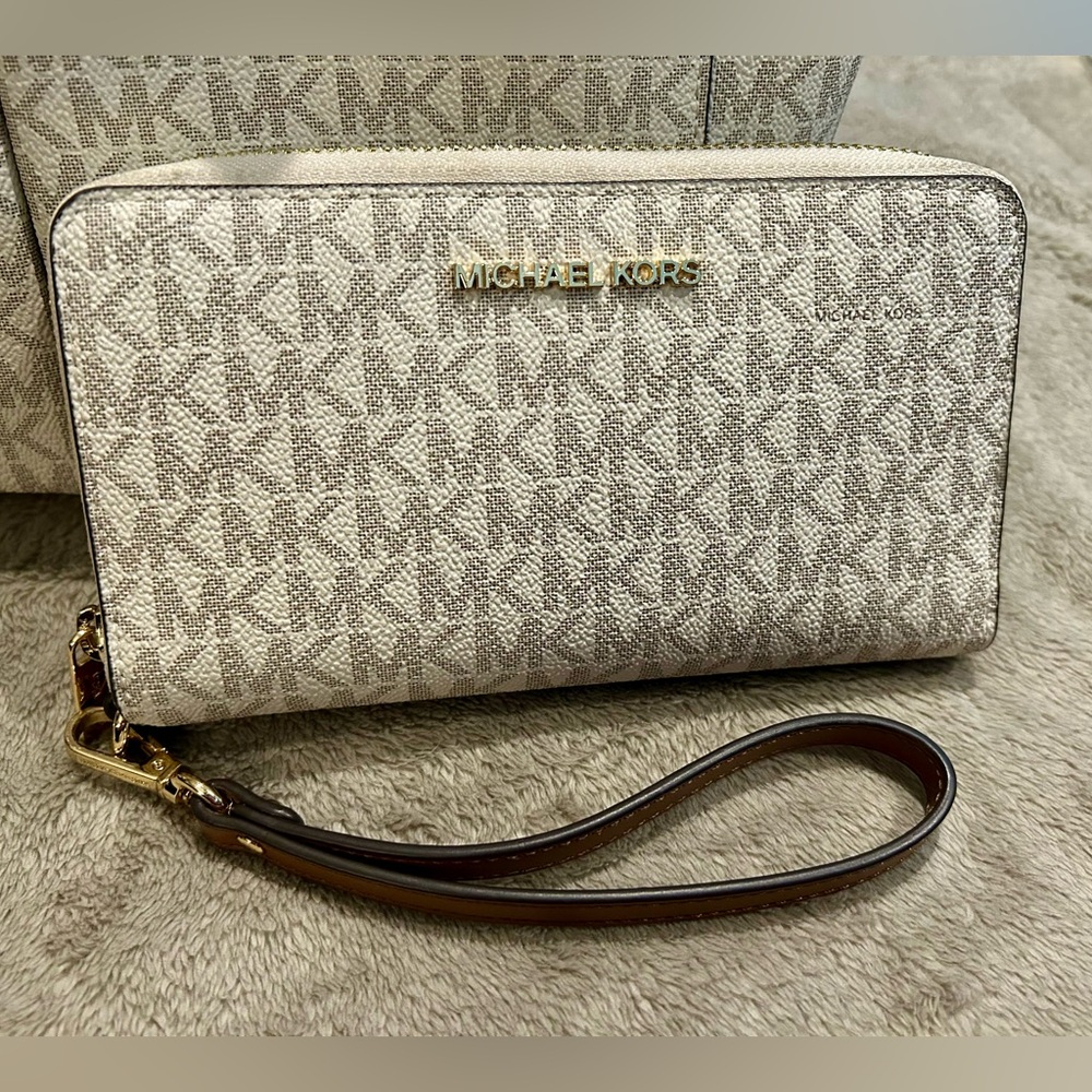 MK Jet Set travel wallet, NWT. ✨🪪💳